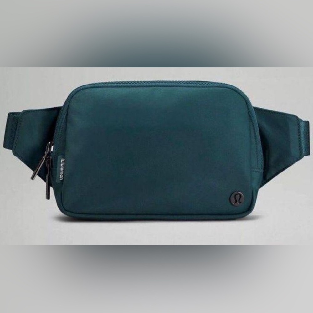 Lululemon 
EVERYWHERE BELT BAG LARGE 2L
Green Jasper
